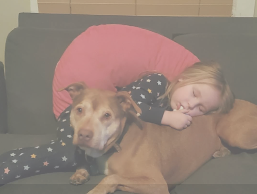 Captain en su casa con una de las hijas de Lissa