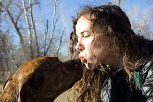 Lindsey Fontana giving her adopted dog Moccasin a kiss