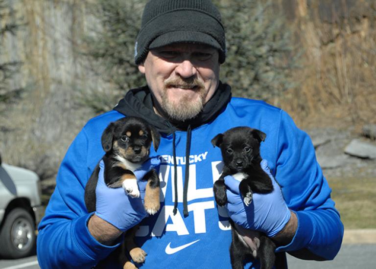 Think-outide-kennel-Wise-County-Transport-Chris-1.jpg