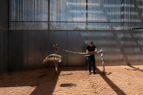 Bart Richwalski, supervisor de Wild Friends, mide el sonido del vuelo del búho antes de liberarlo nuevamente en la naturaleza en el Santuario de Animales de Best Friends Animal Society