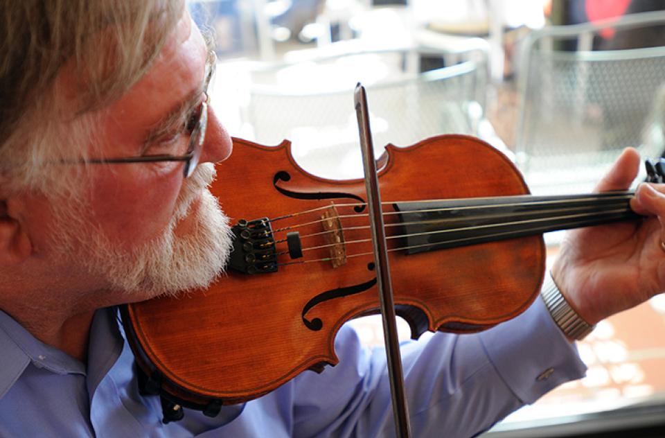 Virgil Barstad playing the violin