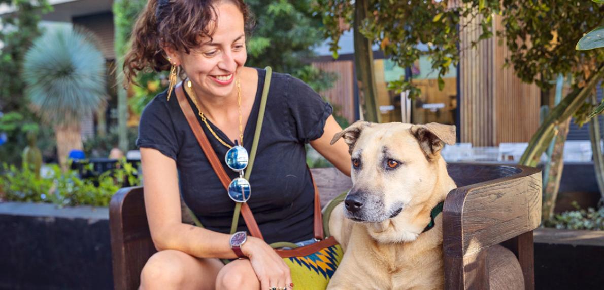 Ana Pulido, gerente comunitaria del Centro de Adopción de Best Friends en Los Ángeles, con su perro, Simco. Pulido es originaria de México