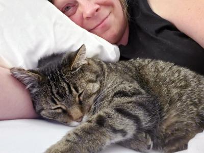 Selfie of Leanne Parker with Stannis the cat sleeping next to her