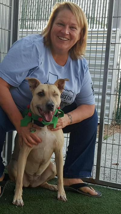 Tawny Hammond in a kennel beside a one-eyed dog