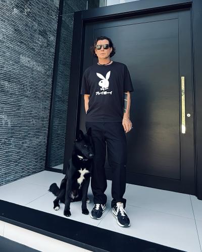 Gavin Rossdale standing next to his dog Kaya