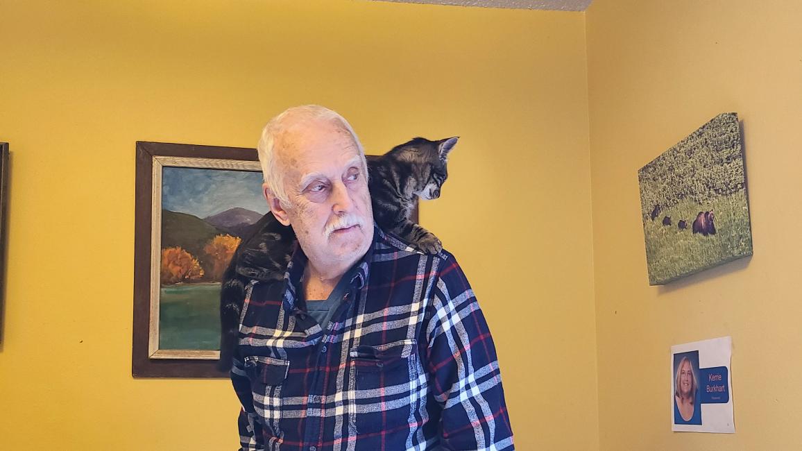 Eeyore the kitten on Allen's shoulder