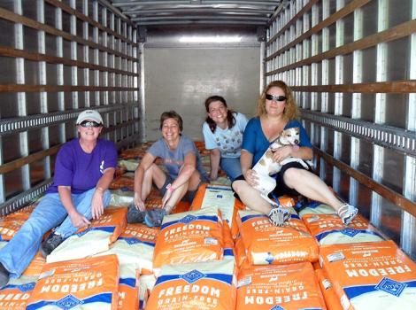 SIBlueBuffaloFoodDonation016RobinP.jpg